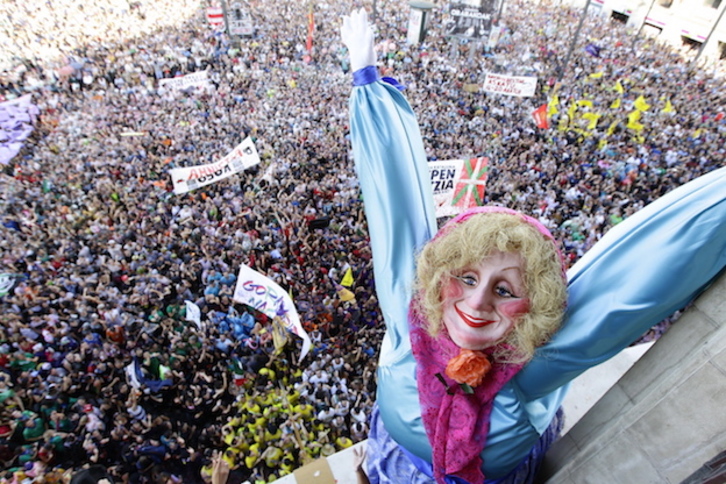 Marijaia, en el balcón del Arriaga. (Aritz LOIOLA / ARGAZKI PRESS)