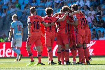 Los donostiarras celebran su primer gol. (LA OTRA FOTO)