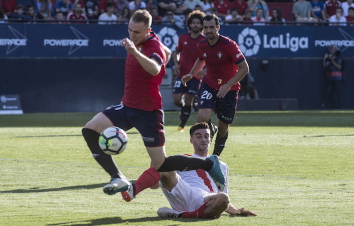 Un lance del partido entre Osasuna y Sevilla Atlético. (Jagoba MANTEROLA / ARGAZKI PRESS)