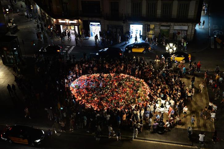 Acto en recuerdo por los fallecidos en los atentados de Catalunya. (Josep LAGO/AFP)