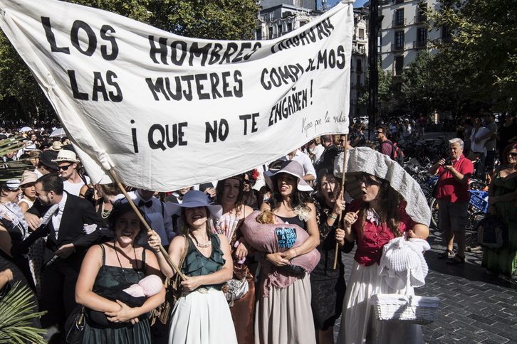 Pancarta en defensa de las buenas costumbres. (Jagoba MANTEROLA/ARGAZKI PRESS)