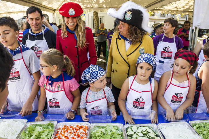 La txupinera y la pregoneta han cocinado con los más pequeños. (Aritz LOIOLA / ARGAZKI PRESS)
