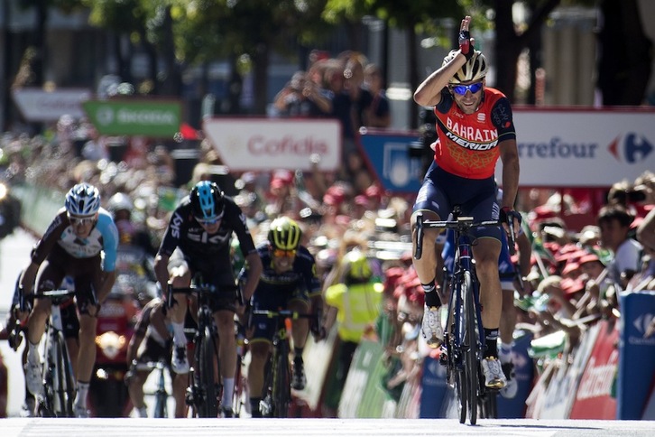 Nibali ha celebrado su victoria con el gesto del tiburón. (Jaime REINA / AFP)