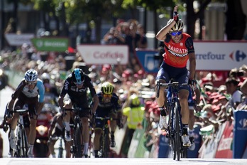 Nibali ha celebrado su victoria con el gesto del tiburón. (Jaime REINA / AFP)
