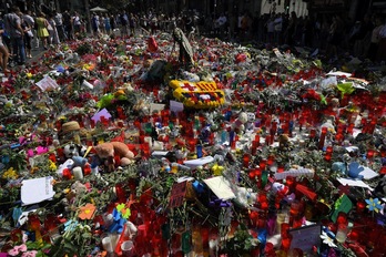 Homenaje a las víctimas de los ataques de Barcelona. (Lluis GENE / AFP)