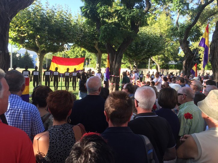 Homenaje a las víctimas de la matanza de Valcaldera. (@ainhoaaznarEZ)