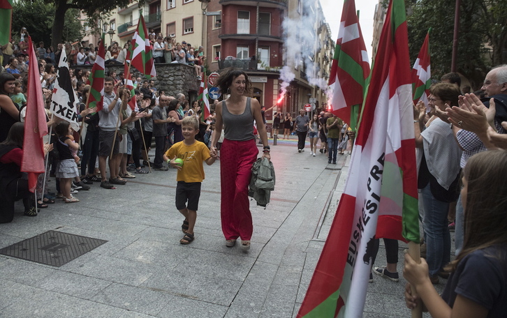 Zaldua beso zabalik hartu dute dozenaka hernaniarrek. (Jon URBE | ARGAZKI PRESS)