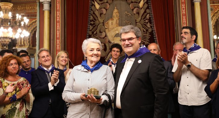Aburto Amaia Uranga abeslariarekin. (Bilboko Udala)