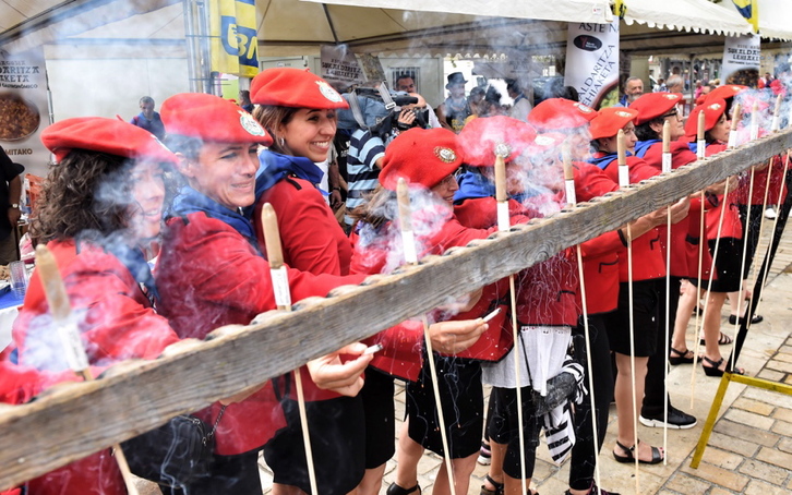 19 txupireras han asistido a la reunión de txupineras. (ARGAZKI PRESS)