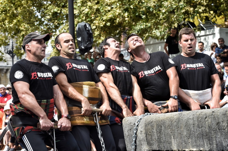 Siete hombres han arrastrado la piedra de Mungia. (ARGAZKI PRESS)