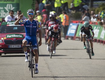 Aise gailendu da Alaphilippe esprintean bere ihesaldi kideen aurrean. (Jaime REINA / AFP)