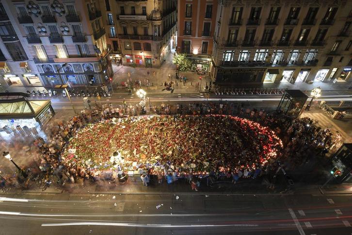 Velas y flores en Las Ramblas tras el atentado. (Lluis GENE/AFP)