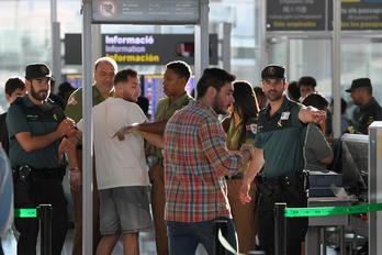 El Gobierno español mandó a la Guardia Civil para reforzar los servicios mínimos en El Prat. (Lluis GENE/AFP)