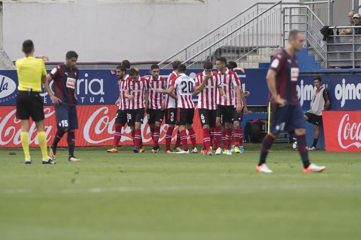 Aritz Adurizek egin du derbiko gol bakarra. (Gorka RUBIO/ARGAZKI PRESS)