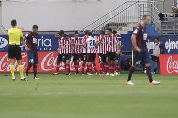 Aritz Adurizek egin du derbiko gol bakarra. (Gorka RUBIO/ARGAZKI PRESS)