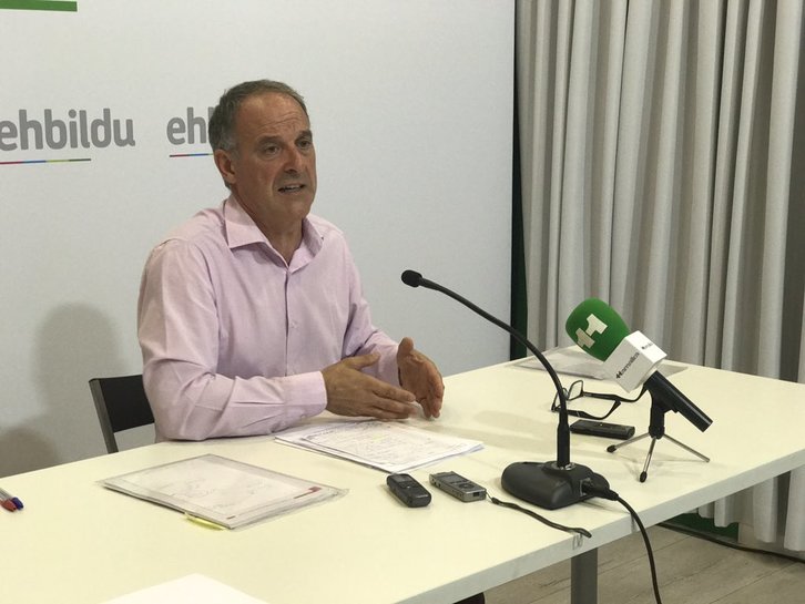 Adolfo Araiz, portavoz de EH Bildu, durante una rueda de prensa.