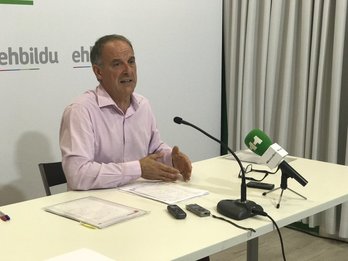 Adolfo Araiz, portavoz de EH Bildu, durante la rueda de prensa de hoy. (@EHBilduNafarroa)