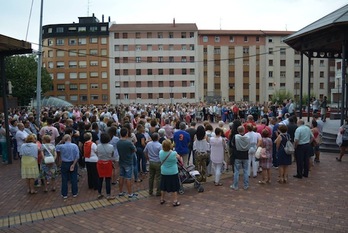 Representantes políticos y ciudadanos se han congregado contra la agresión sexista en la plaza del Kasko. (SESTAOKO UDALA)