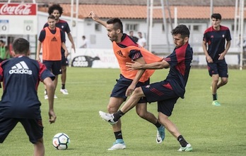 Coris, en el centro, está convencido de que no tardarán en llegar los buenos resultados. (Jagoba MANTEROLA/ARGAZKI PRESS)