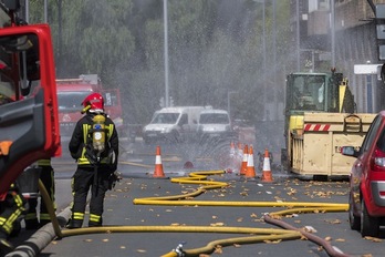 Los bomberos han pulverizado agua para controlar la situación. (Juanan RUIZ/ARGAZKI PRESS)