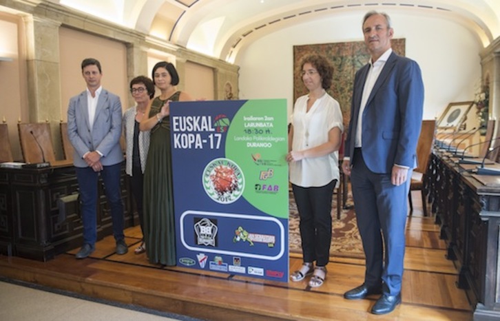 Presentación en el Ayuntamiento de la Euskal Kopa que se disputará el sábado en la localidad. (Monika DEL VALLE/ARGAZKI PRESS)