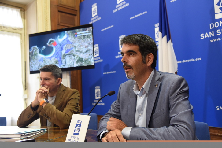 Imagen de archivo de Eneko Goia y Enrique Ramos presentando la nueva ordenanza de pisos turísticos. (Andoni CANELLADA / FOKU)
