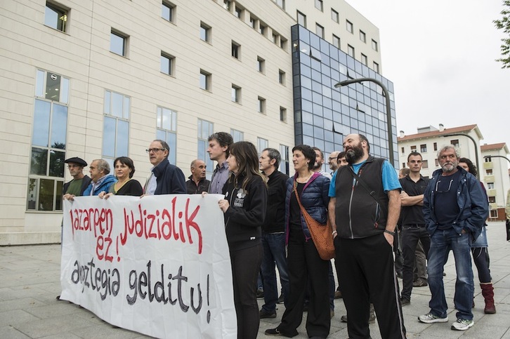 Aurreko salaketarengatik Elizegi eta Otondo urrian epaitegian deklaratu behar zutelako protesta. (Jagoba MANTEROLA/ARGAZKI PRESS)
