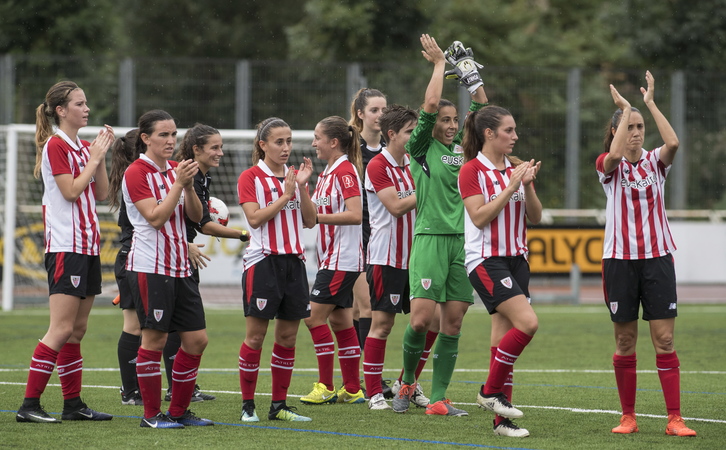 Jugadoras del Athletic tras ganar la Kopa EH. (Jon URBE / ARGAZKI PRESS)
