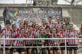 Jugadoras del Athletic tras ganar la Kopa EH. (Jon URBE / ARGAZKI PRESS)
