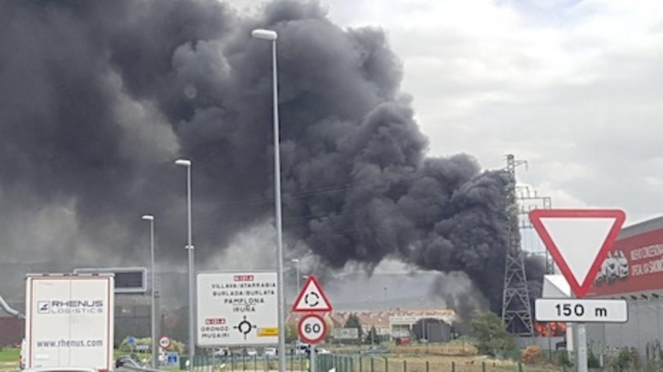 La explosión del transformador en el polígono Iturrondo ha generado una densa nube de humo.