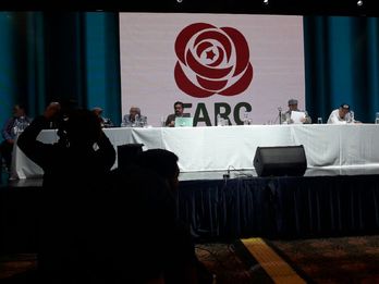 Dirigentes de las FARC, con el logo del nuevo partido a sus espaldas. (NAIZ)