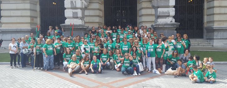 Concentración de las trabajadoras de las residencias de Bizkaia. (@ELAsindikatua)