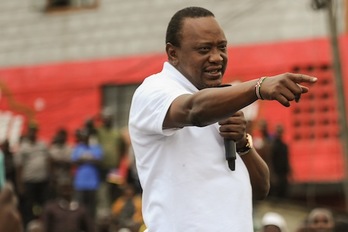 El mandatario keniano Uhuru Kenyatta se dirige a sus seguidores. (Tony KARUMBA/AFP)