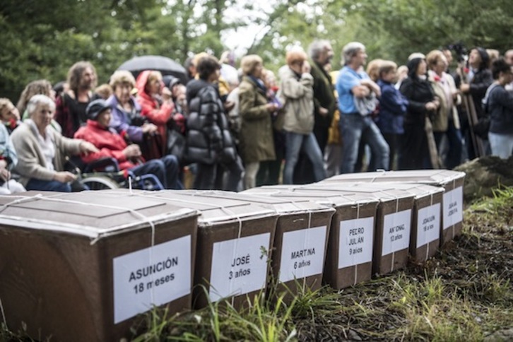 Los restos, listos poco antes de ser entregados a los familiares. (Jagoba MANTEROLA/ARGAZKI PRESS)