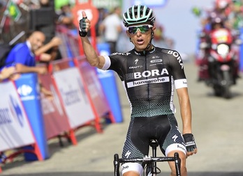 Rafal Majka ha llegado en solitario a la meta de La Pandera. (José JORDÁN/AFP)