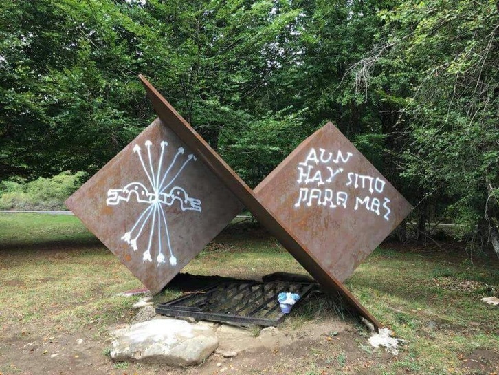Pintadas en la escultura conmemorativa de Otsaportillo. (NAIZ)