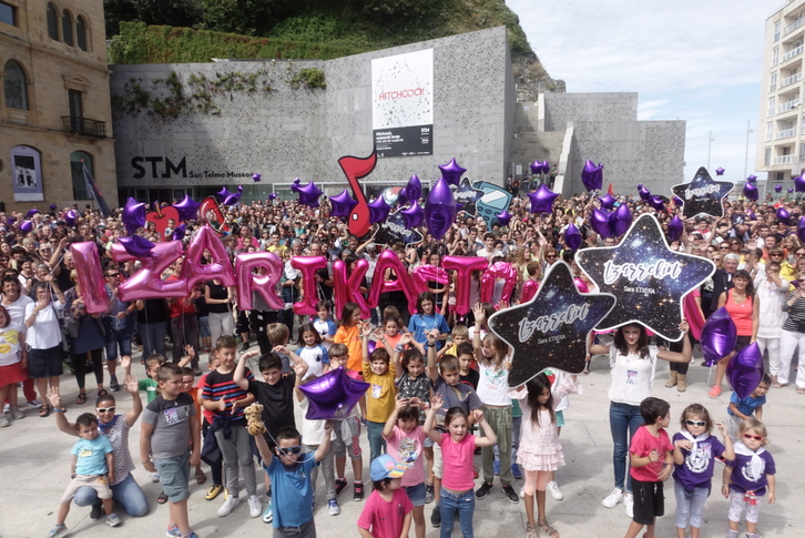 Imagen de la movilización que ha reclamado que Izar comience el curso escolar en Intxaurrondo. (Andoni CANELLADA/ARGAZKI PRESS)