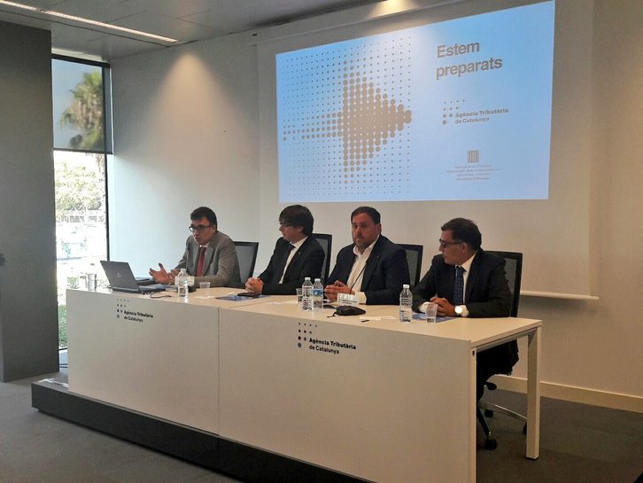 President y vicepresident, Carles Puigdemont y Oriol Junqueras, respectivamente, durante la presentación. (GENERALITAT))