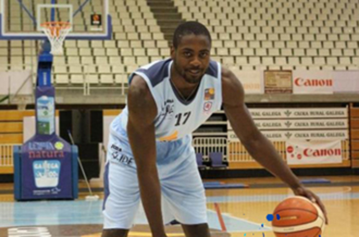 Michael Fakuade hegal-pibota. (GIPUZKOA BASKET)