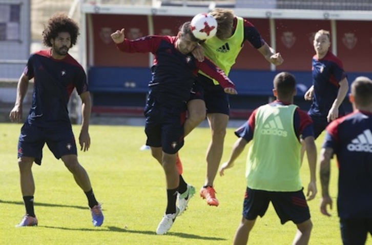 Imagen del entrenamiento de los rojillos en Taxoare. (OSASUNA)