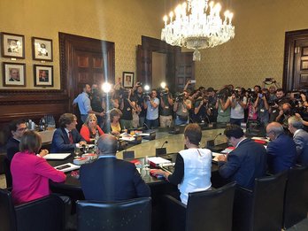 La Mesa del Parlament, reunida antes del pleno de este miércoles. (@parlament_cat)