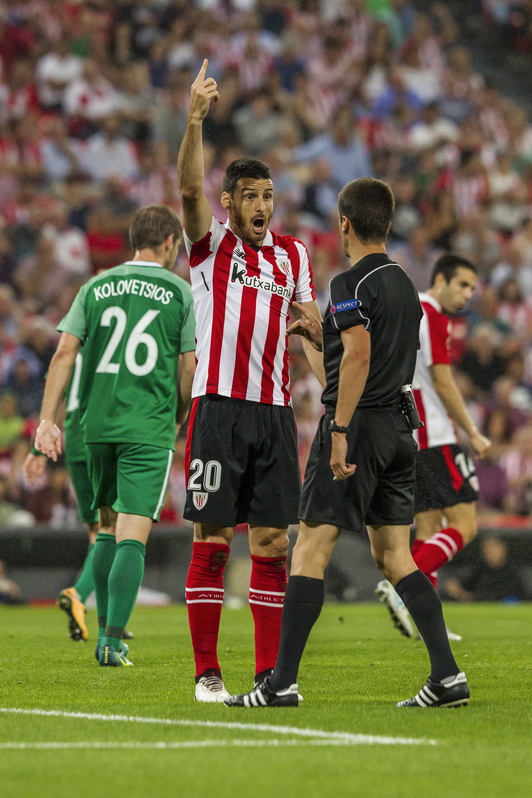 Aduriz es duda para el domingo ante el Girona. (Aritz LOIOLA / ARGAZKI PRESS)