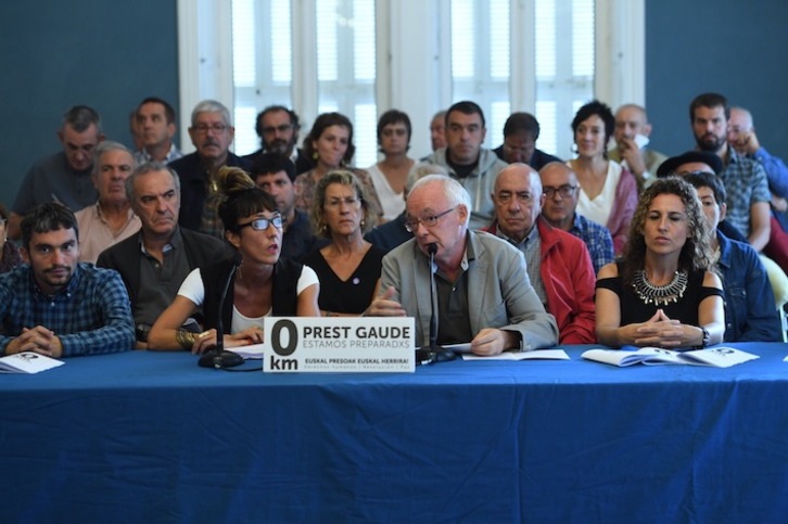 Sareri babesa eman diote ordezkari politiko eta sozialak. (Jon URBE/ARGAZKI PRESS)