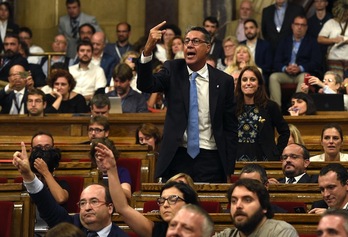 Los diputados de la oposición han intentado frenar el debate de la ley con constantes protestas. (Lluis GENE/AFP)