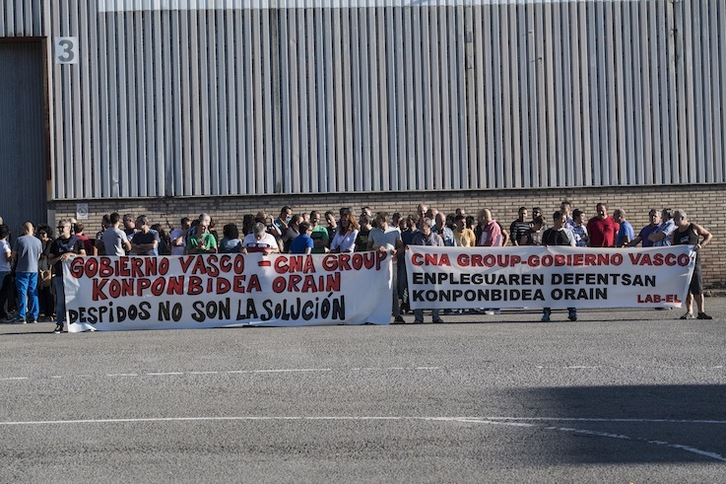 Concentración de los trabajadores ante la planta de Garagartza, el martes. (Gorka RUBIO/ARGAZKI PRESS)