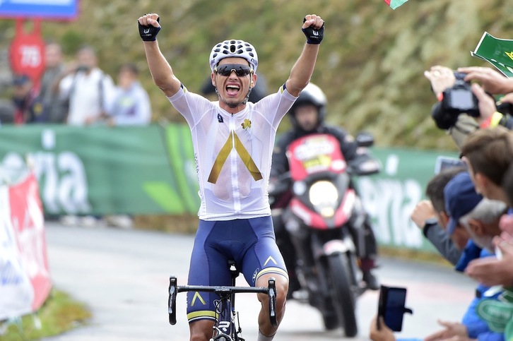 Stefan Denifl entra en la meta de Los Machucos. (José JORDÁN/AFP PHOTO)