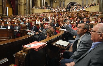 El diputado de CSQSP Joan Coscubiela pide la palabra en el pleno. (Lluis GENE/AFP)