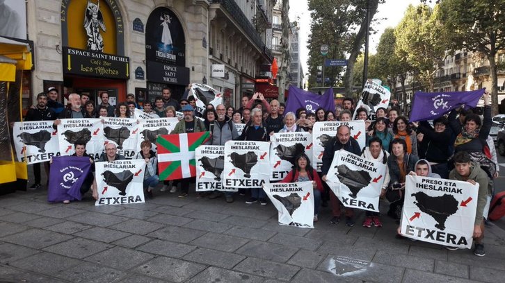 Muestra de solidaridad a los enjuiciados de personas llegadas a París de Zarautz y Arrasate. (@sortuEH)