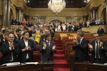 Aplausos en el Parlament tras la aprobación de la Ley del Referéndum. (Lluis GENÉ/AFP)