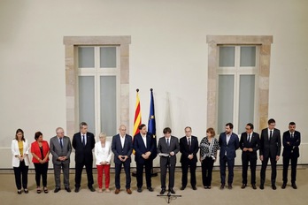 Comparecencia del Govern en pleno tras firmar la convocatoria del referéndum. (Pau BARRENA/AFP)